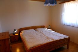 Schlafzimmer mit Doppelbett und Kommode