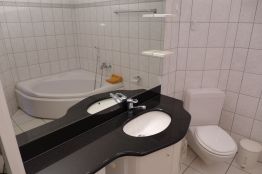 Bad mit grosser Eckbadewanne, WC, Lavabo mit grossem Spiegel